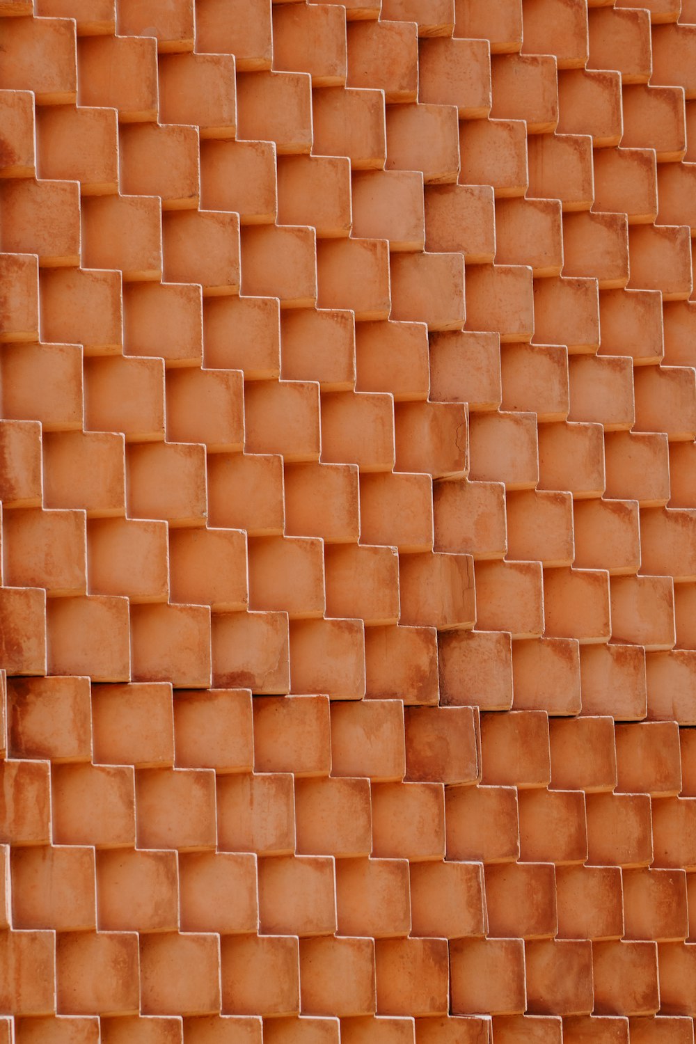 mur de briques brunes pendant la journée