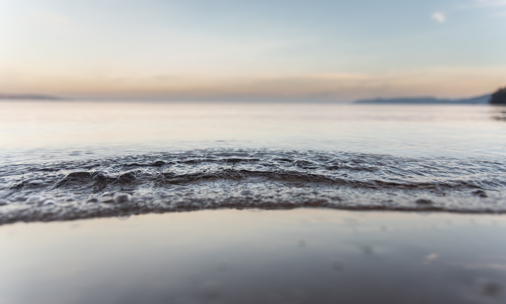 昼間の灰色の空の下での海の波