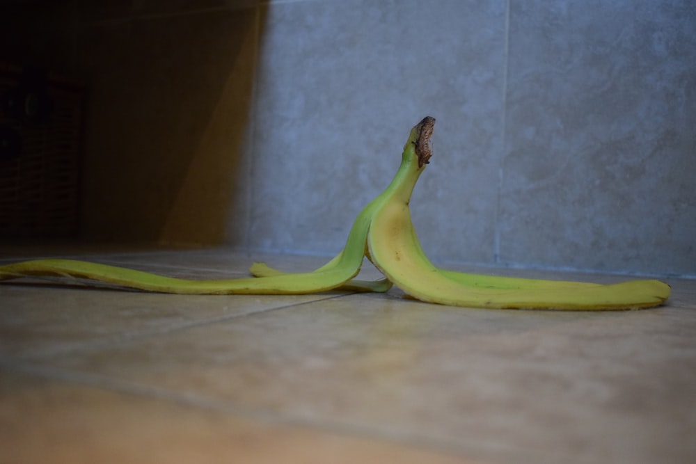Frutta di banana verde sul tavolo di legno marrone