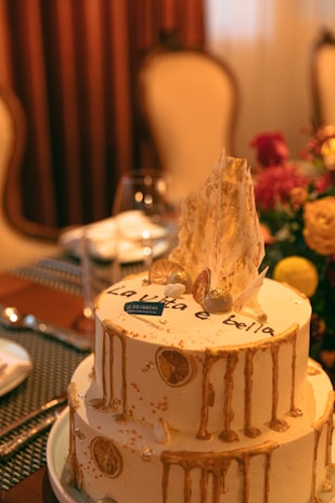 Wedding table setting featuring a golden tiramisu champagne tower centerpiece.