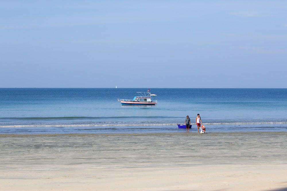 Gente en la playa durante el día