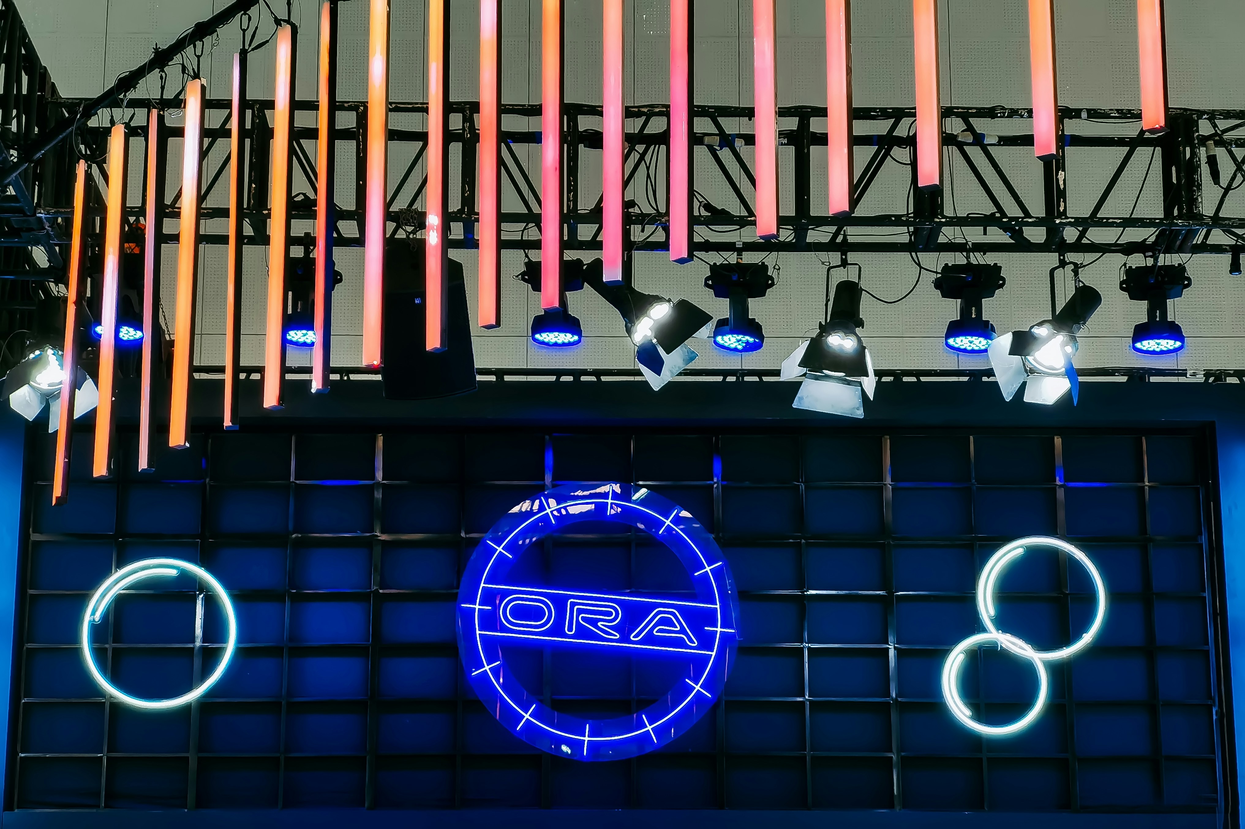 Eine Leuchtreklame leuchtet auf einer Bühne