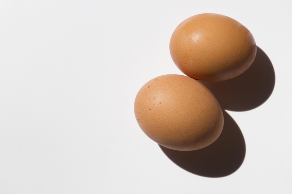 2 uova d'uovo rosolate su superficie bianca