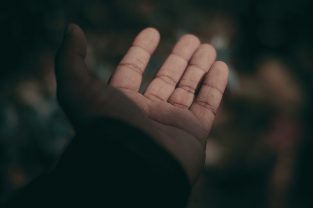 persone mano sinistra su tessuto nero