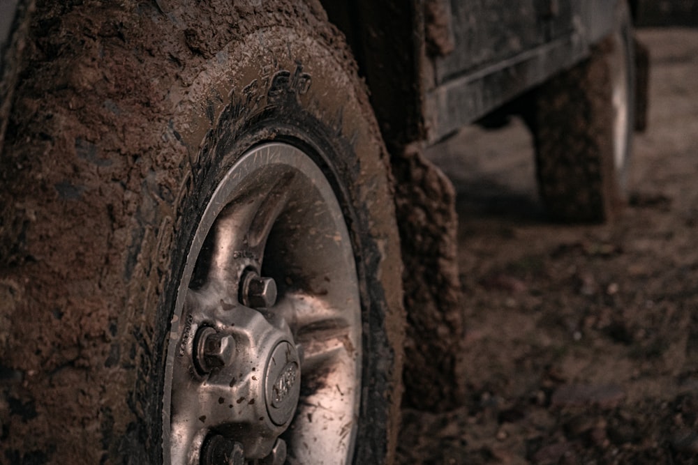 Rueda cromada con neumático en suelo marrón