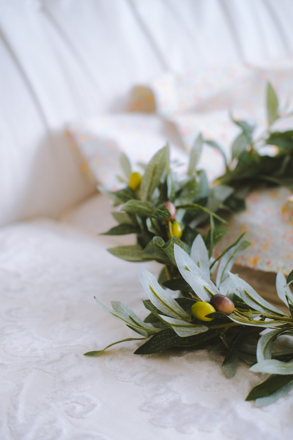 fleurs blanches et jaunes sur textile blanc