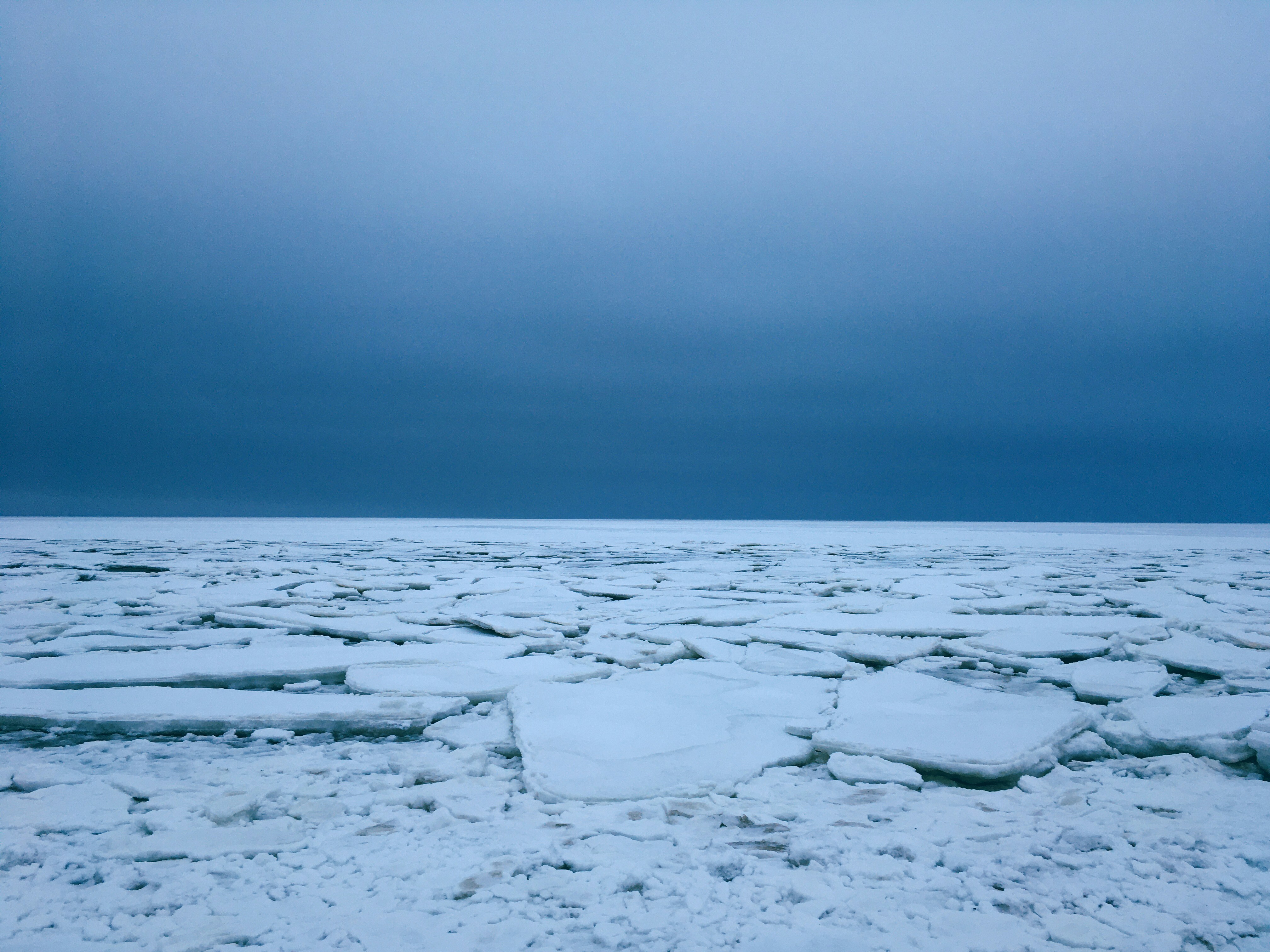 weißes schneebedecktes Feld unter blauem Himmel tagsüber