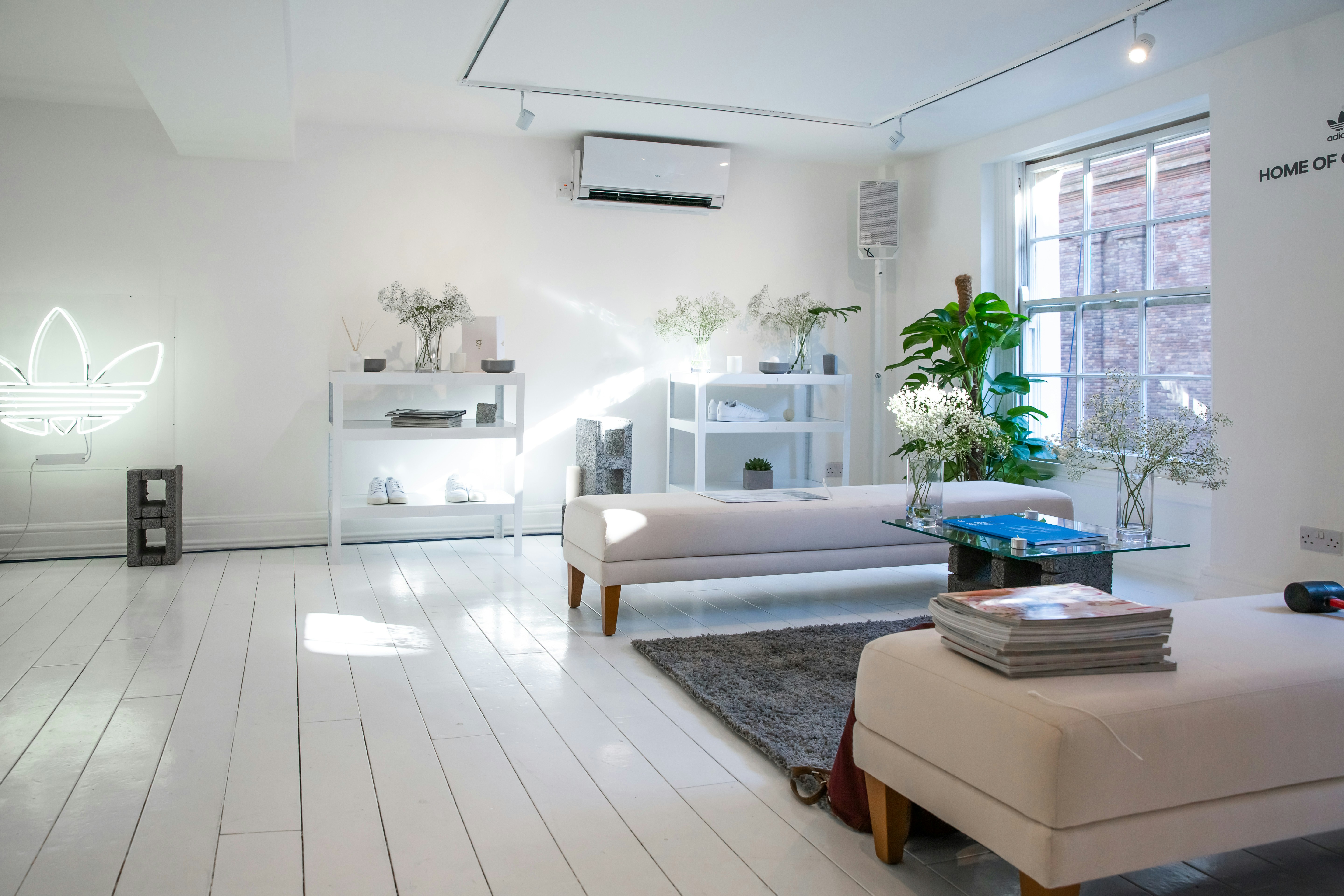 白と茶色のベッドフレームの写真 Unsplashで見つける家具の無料写真