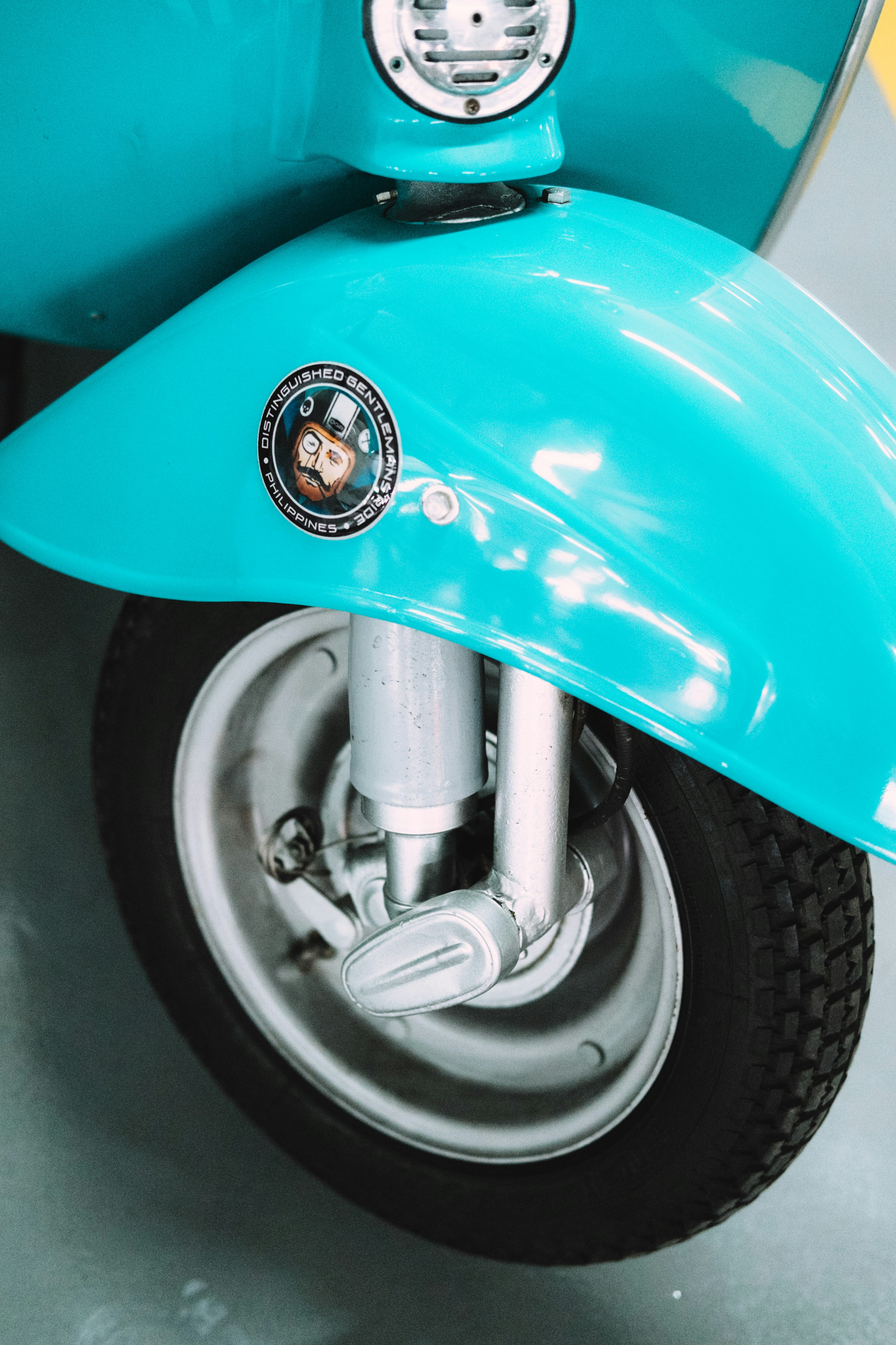 rotes Motorrad mit schwarzem Rad