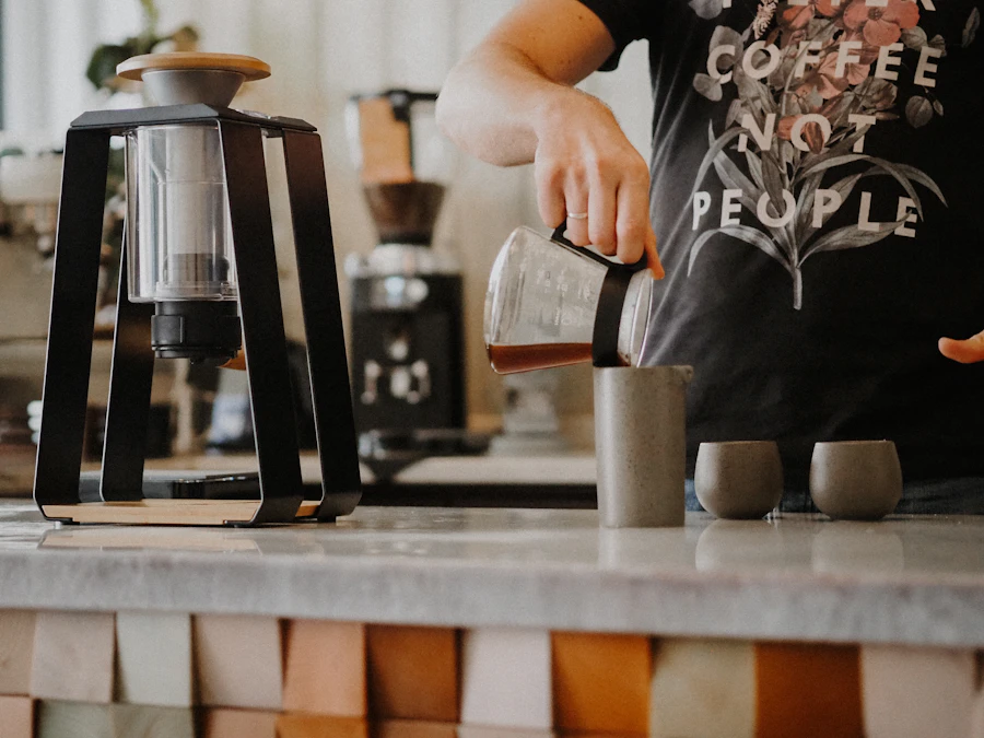 Hände beim langsamen Aufgießen eines Filterkaffees