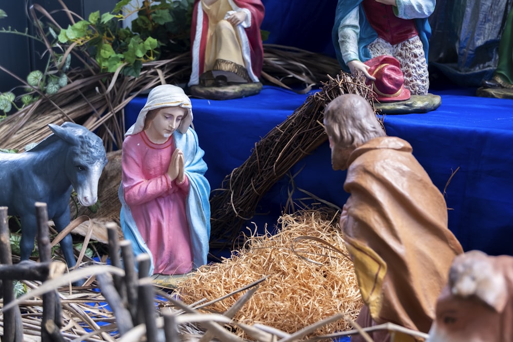 mulher no vestido cor-de-rosa sentado no têxtil azul