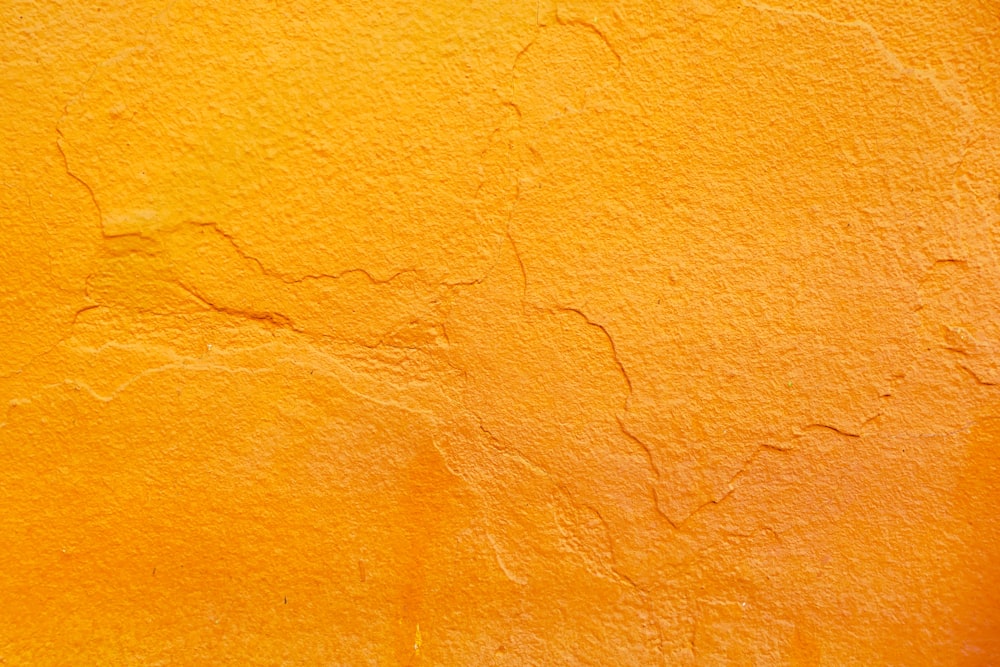 그림자가 있는 주황색 콘크리트 벽