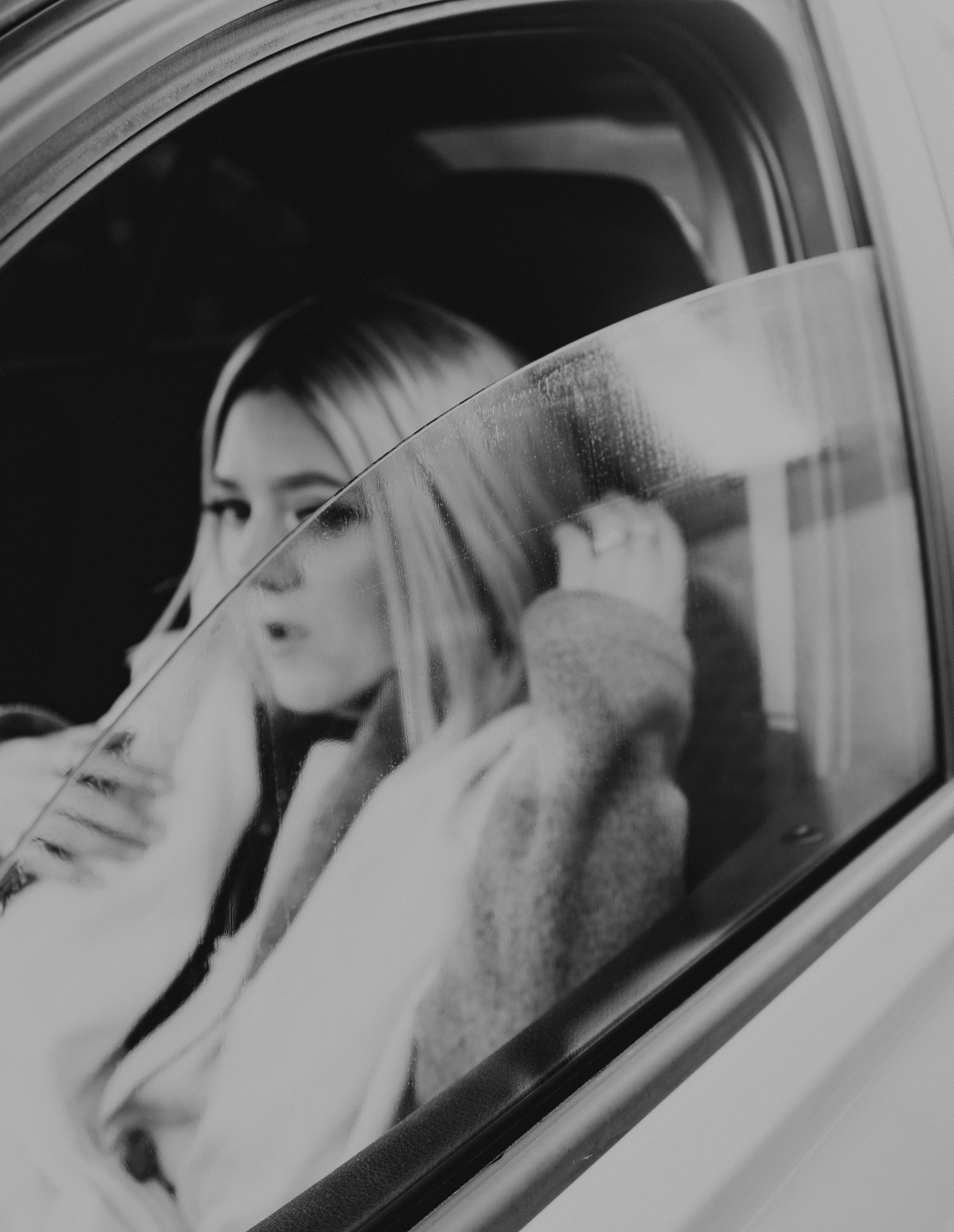 車に乗る白衣の女性の写真 Unsplashで見つけるグレーの無料写真