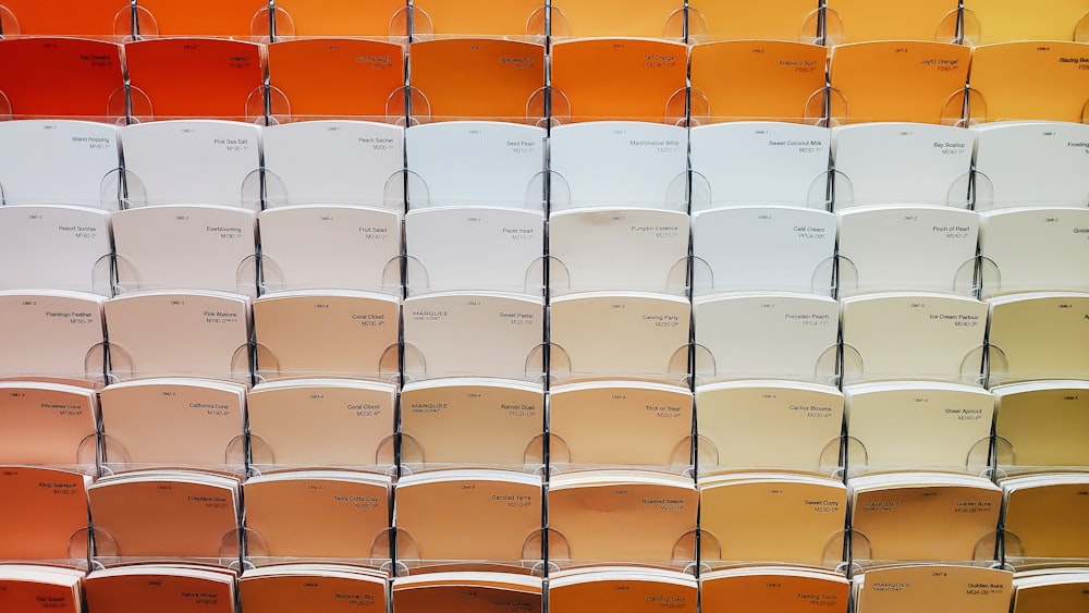 Chaises en plastique blanc et orange