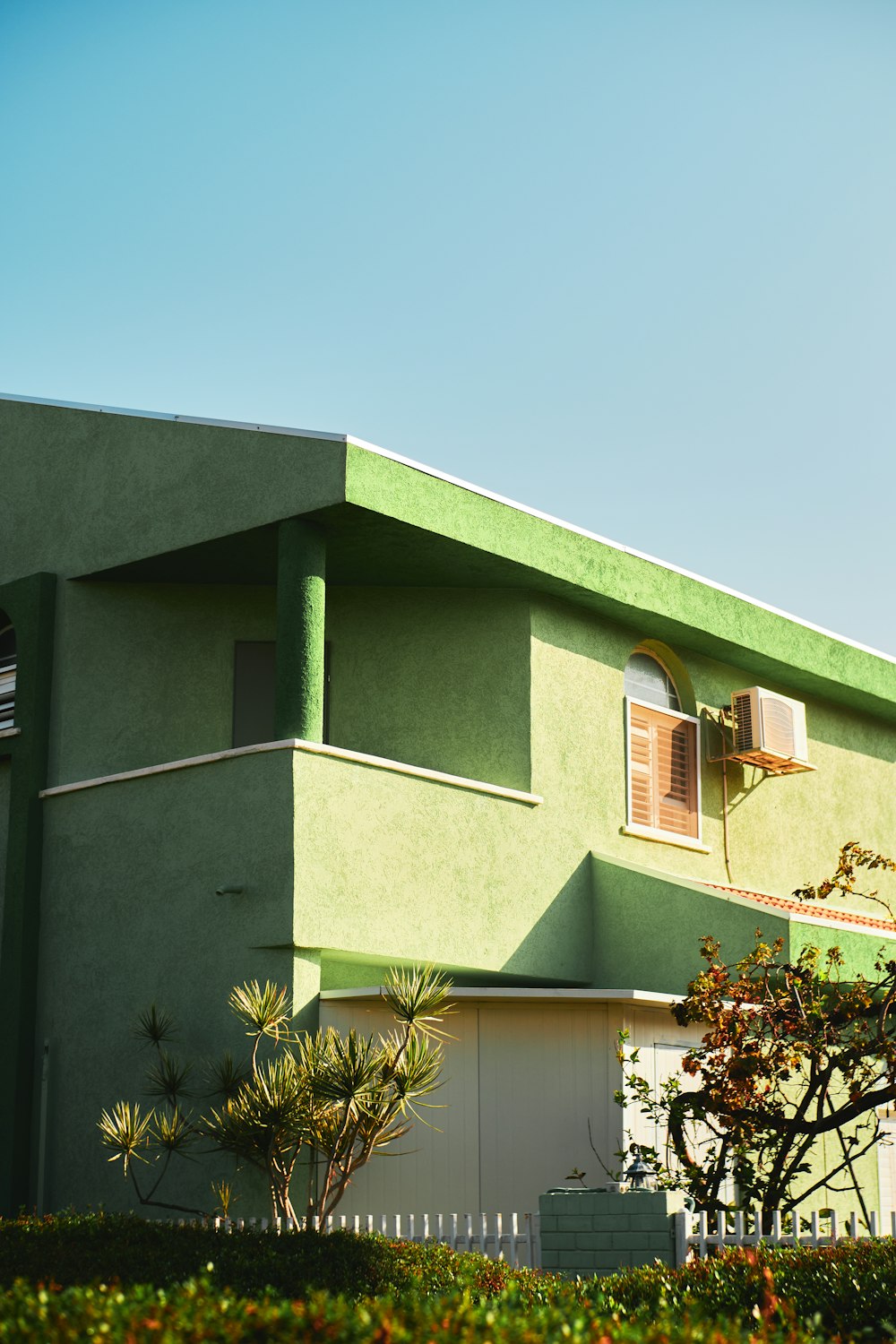 녹색과 흰색 콘크리트 건물