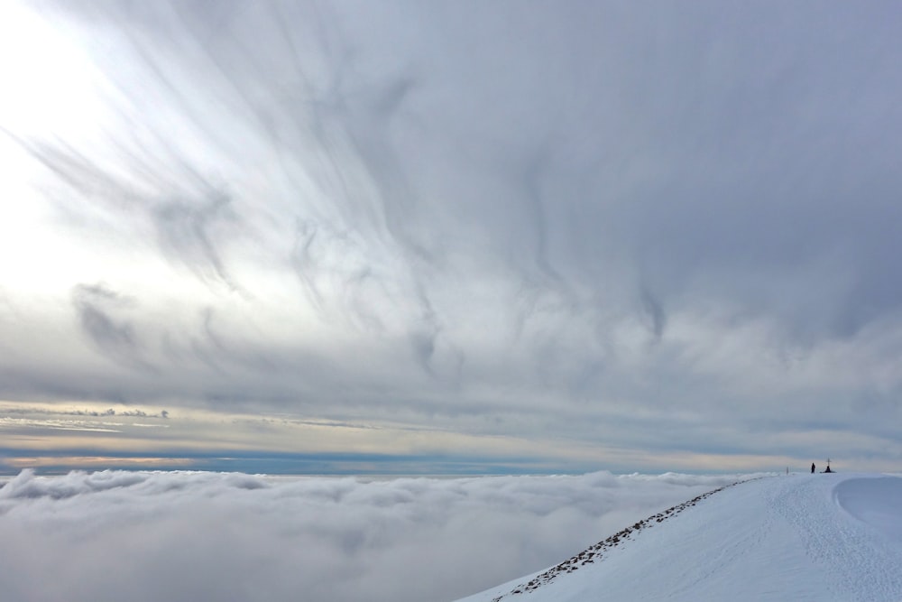 weiße Wolken über schneebedecktem Feld tagsüber