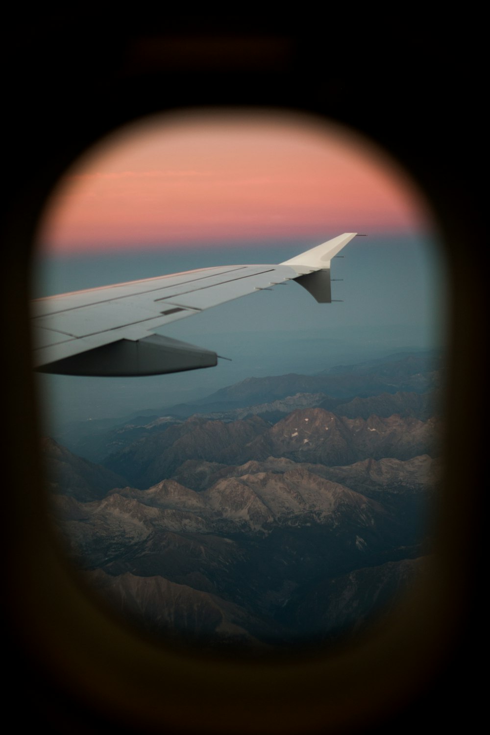 Vista de la ventana del avión de las montañas durante el día