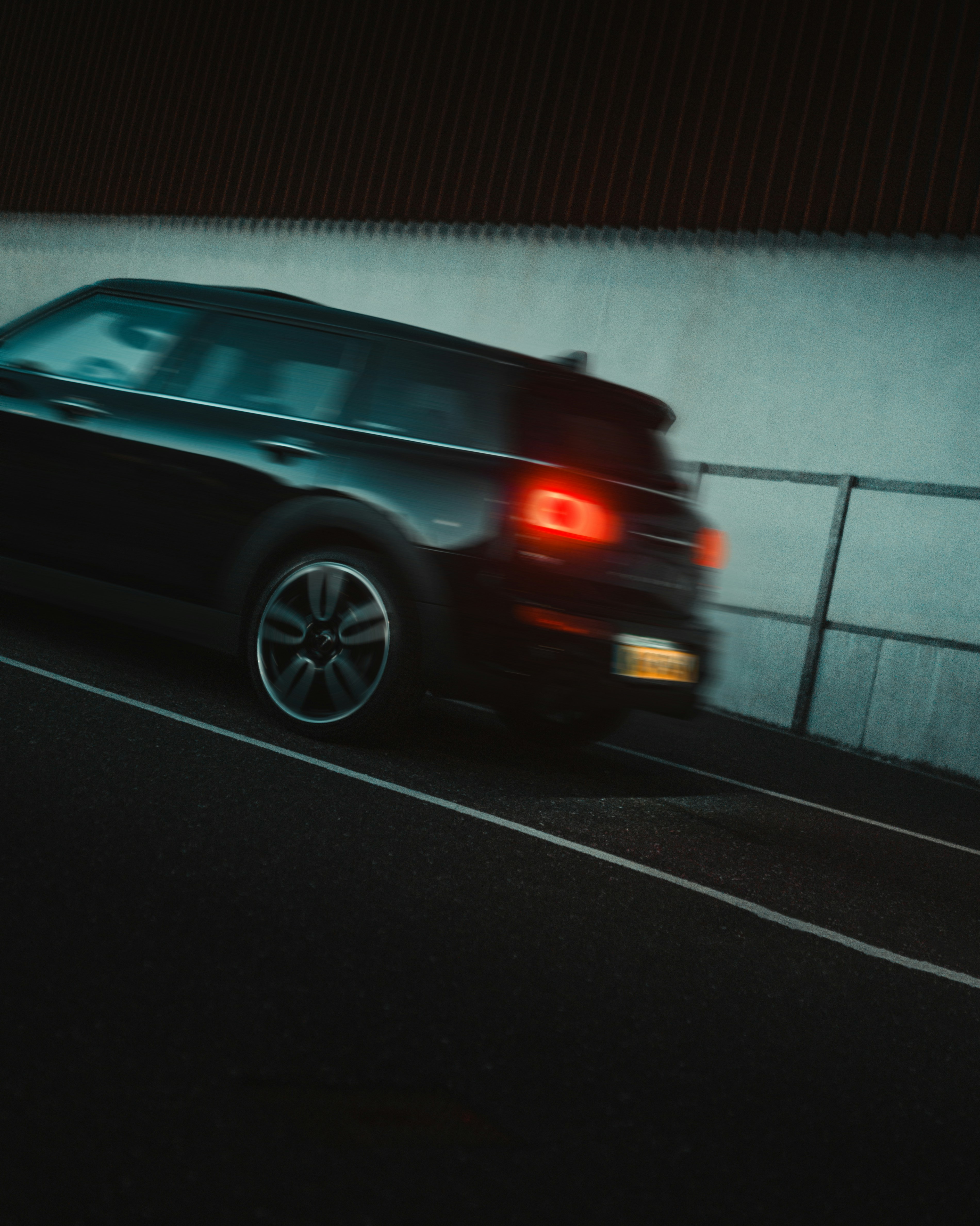 日中の道路上の黒いSUV