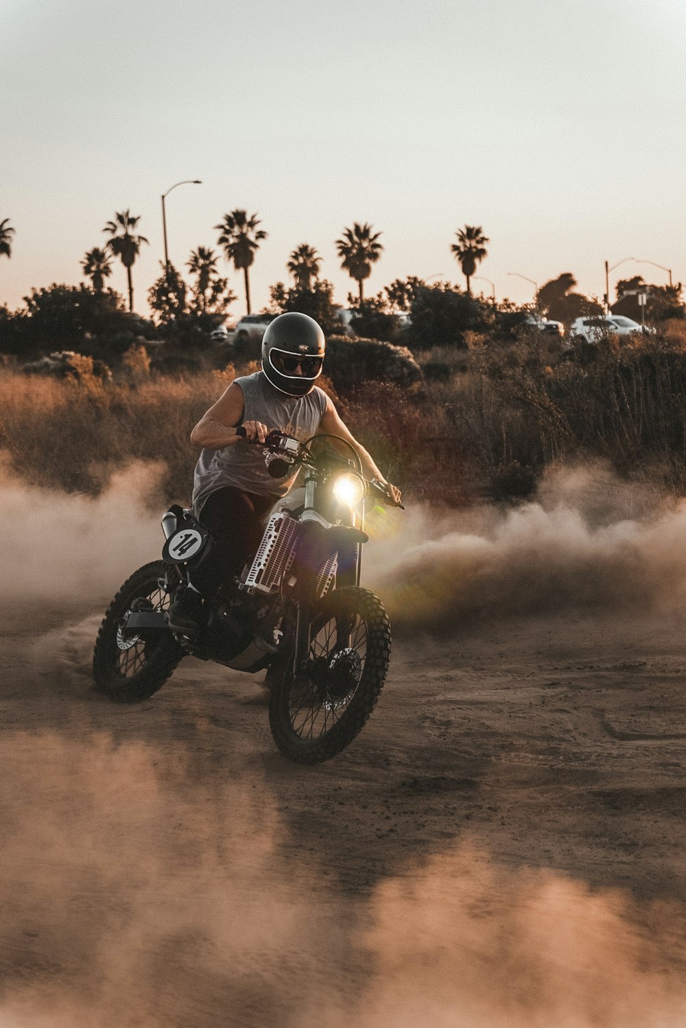 Foto Uma pessoa andando de moto em uma pista de corrida – Imagem de  Capacete grátis no Unsplash