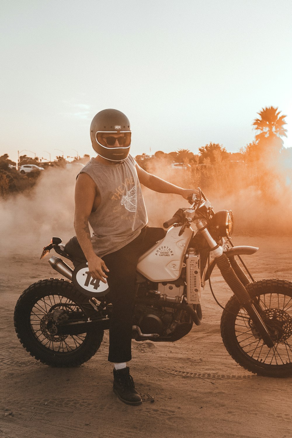 Mann in weißem Helm fährt weiß-rotes Motorrad