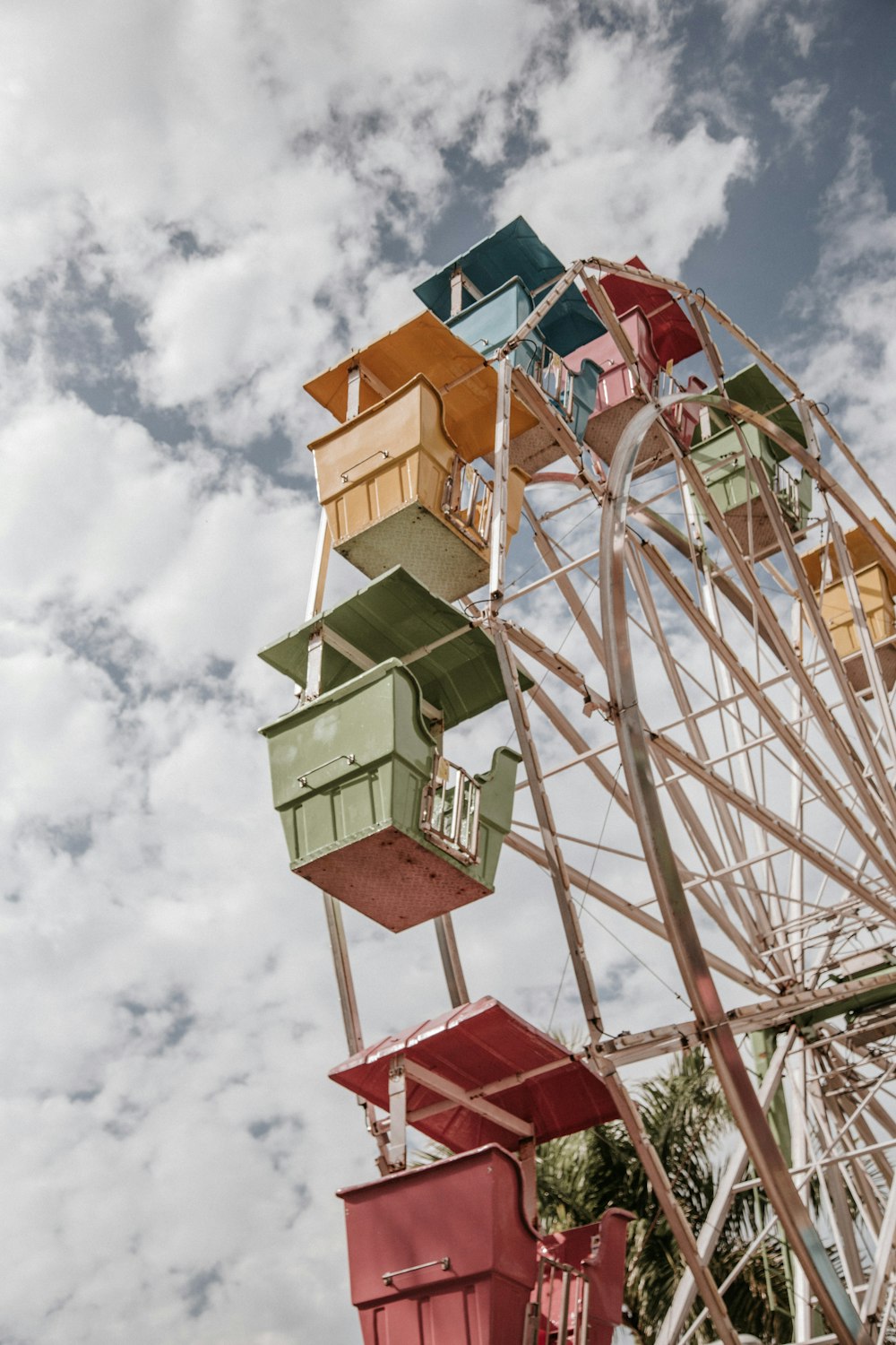 weiß-rot-gelbes Riesenrad tagsüber unter blauem Himmel