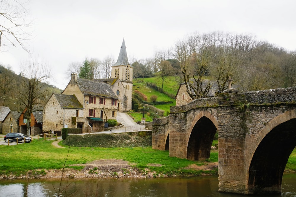 Bâtiment en béton brun près de la rivière pendant la journée