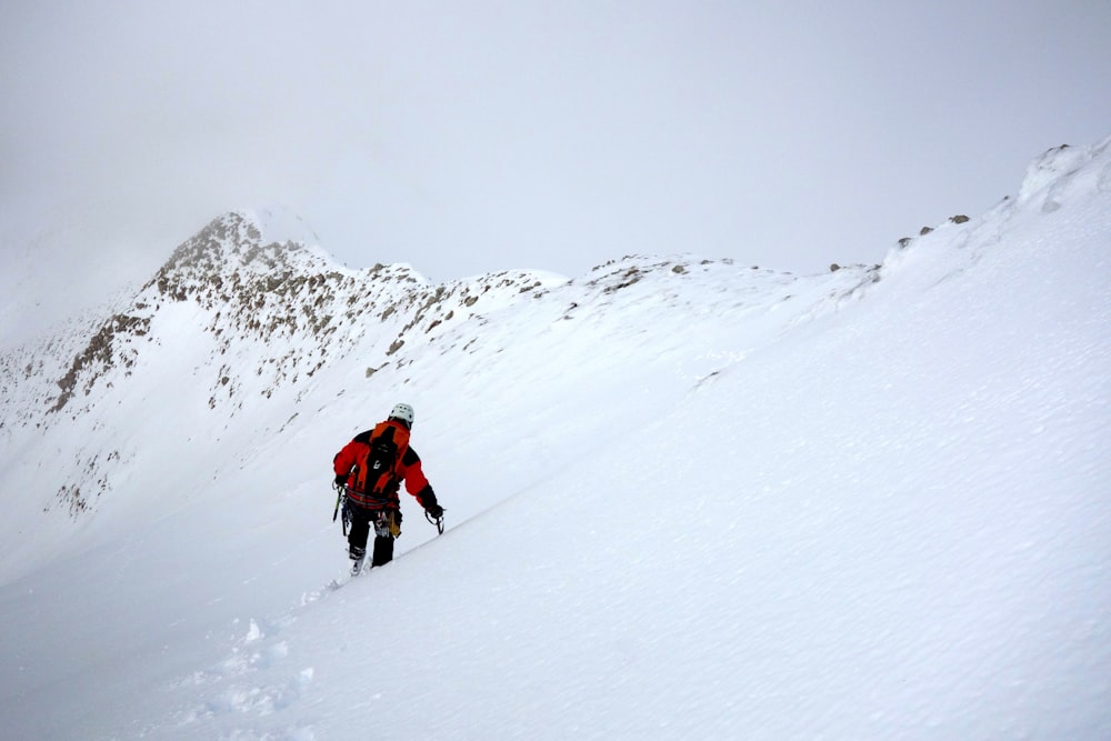 2 personas caminando sobre terreno cubierto de nieve durante el día