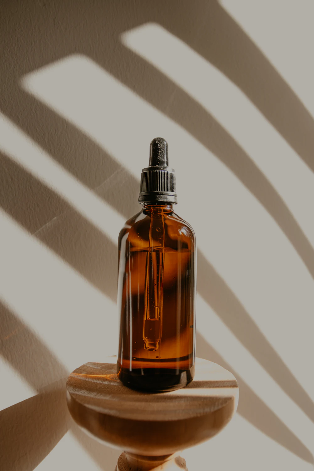 棕色滴管瓶配木色底座，同類商品示意圖片（商品示意）