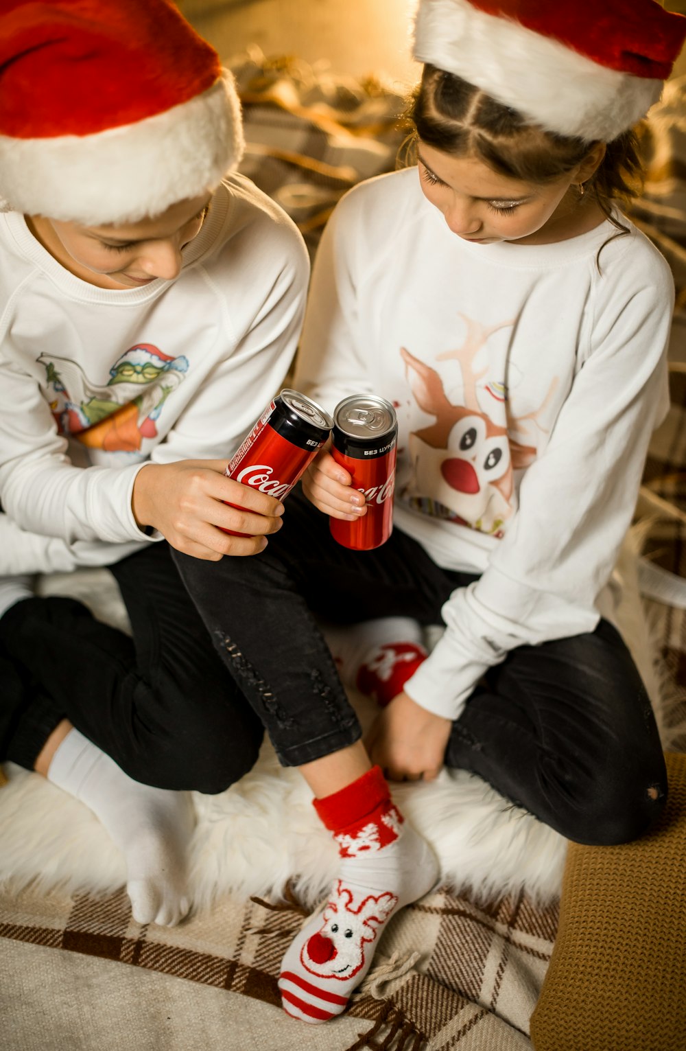 Chico con camisa blanca de manga larga sosteniendo una lata de Coca Cola