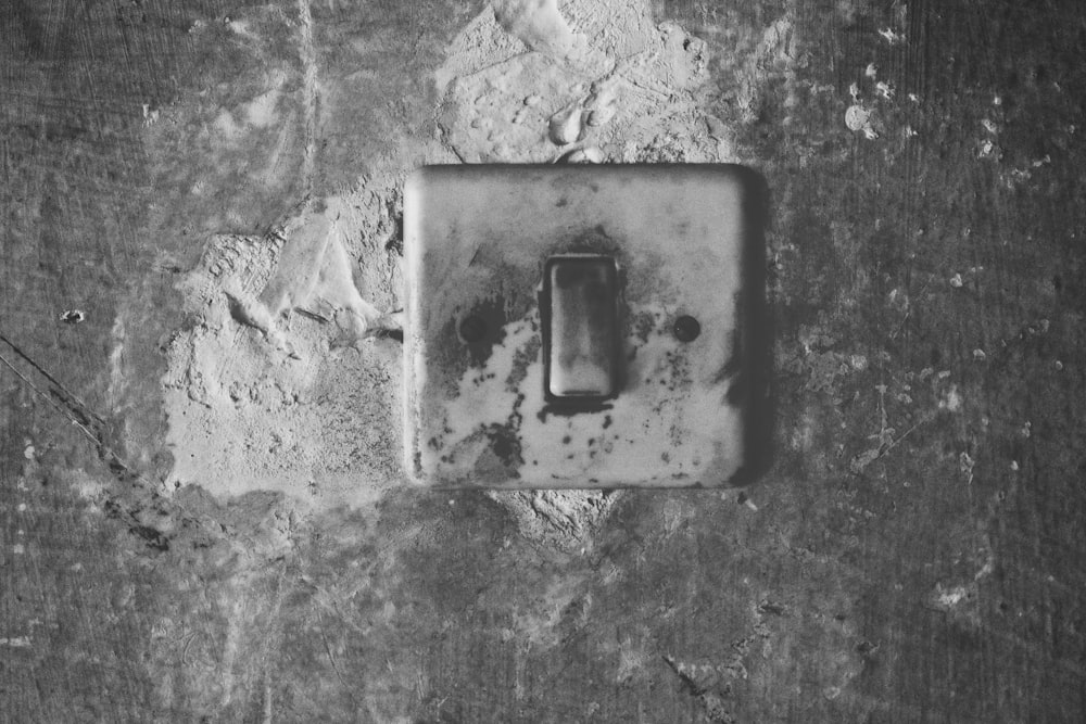 a light switch on the side of a wall
