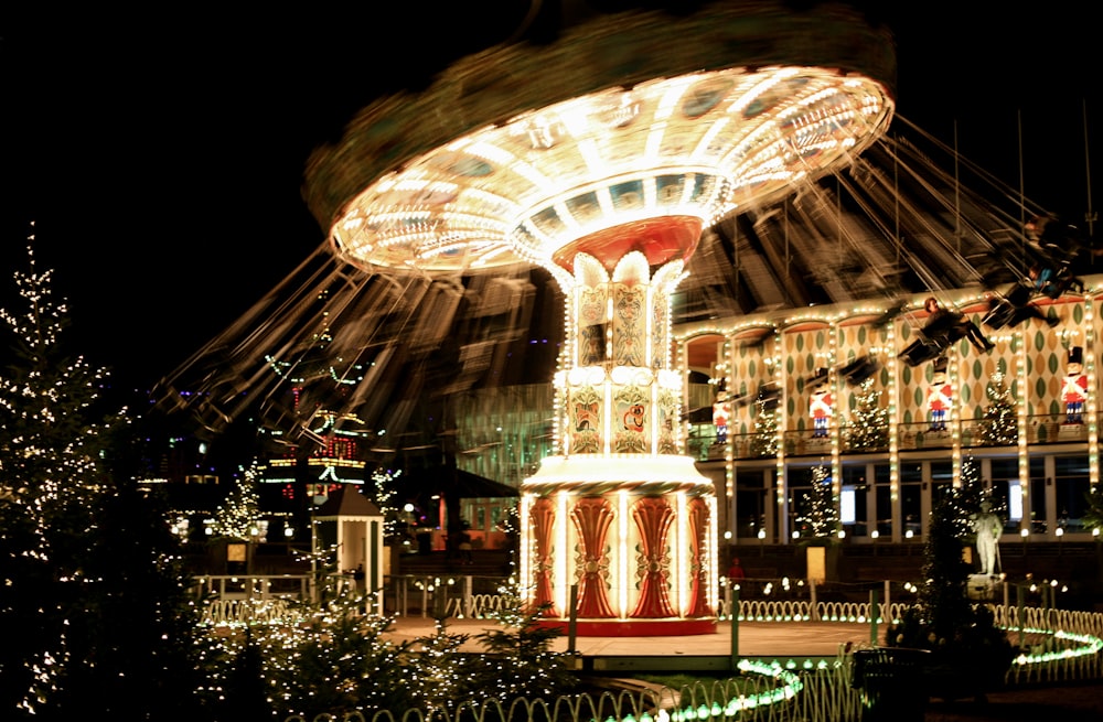 Carrousel blanc et brun pendant la nuit