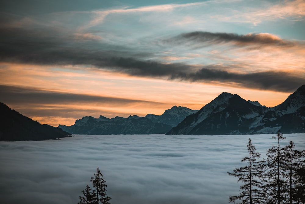 montaña cubierta de nieve bajo el cielo nublado durante el día