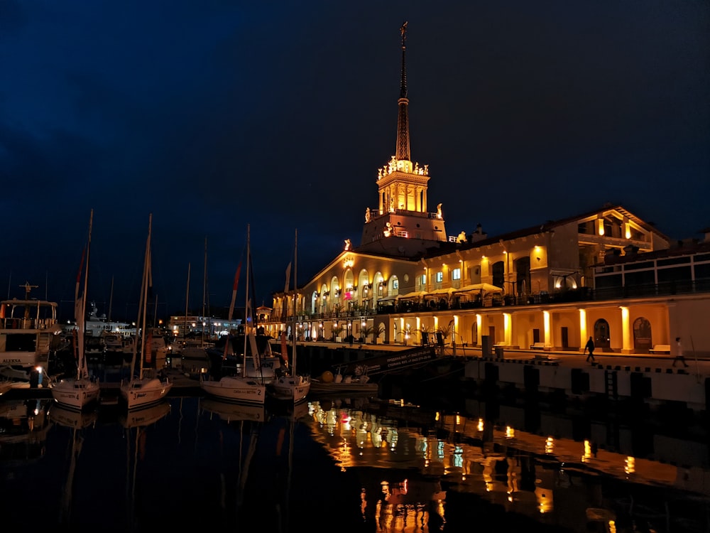 Edificio de hormigón blanco y marrón durante la noche