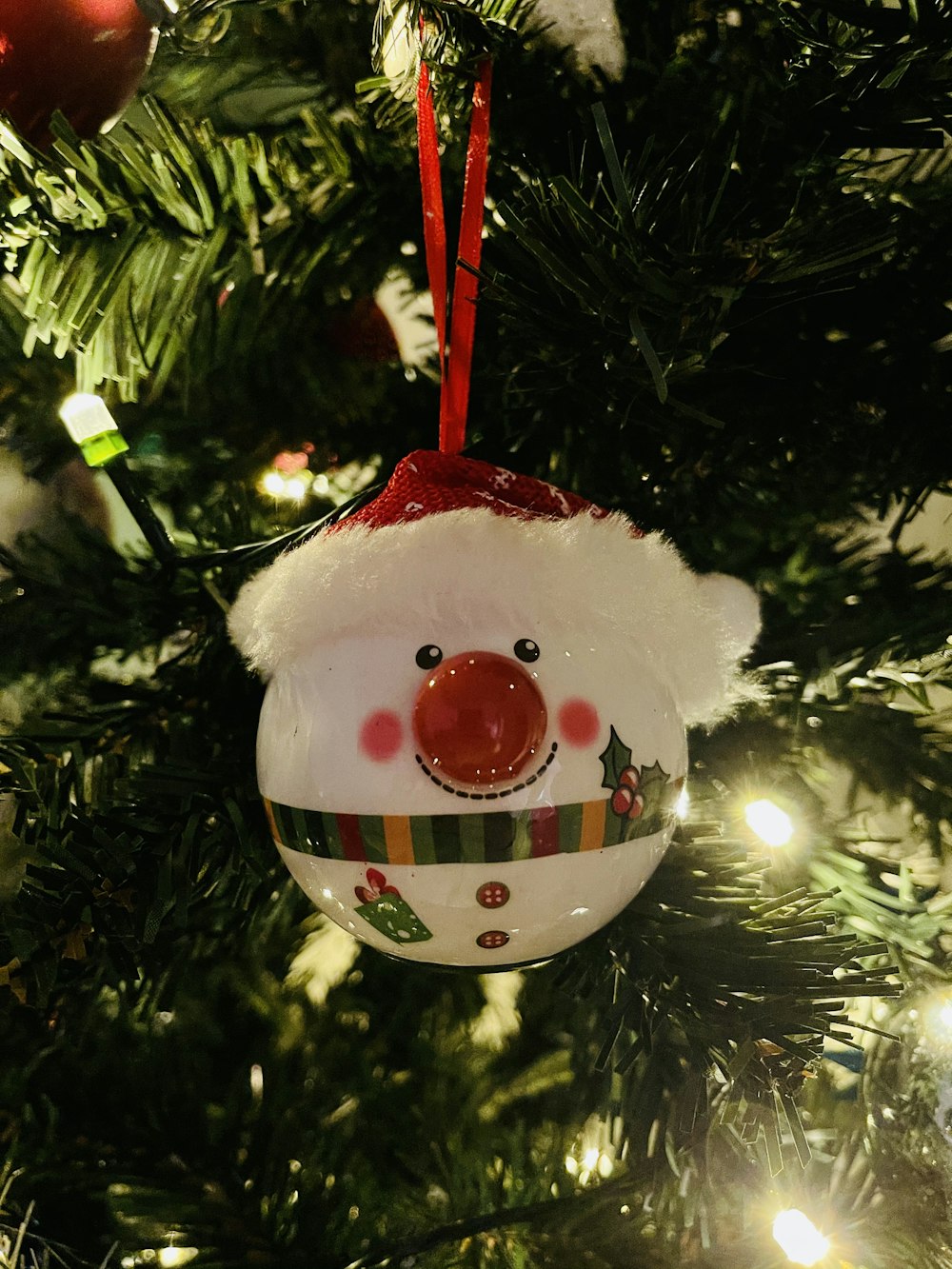 흰색 빨간색과 녹색 눈사람 크리스마스 장식