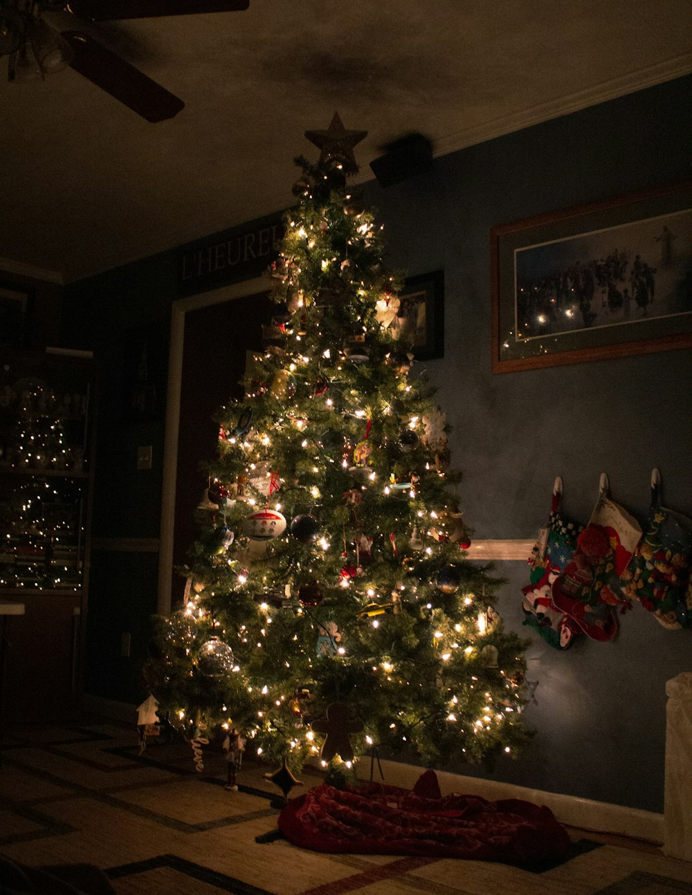 árvore de Natal verde com luzes de corda