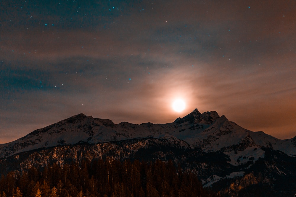 montagna innevata durante la notte