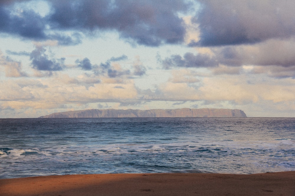 sea waves crashing on shore during daytime