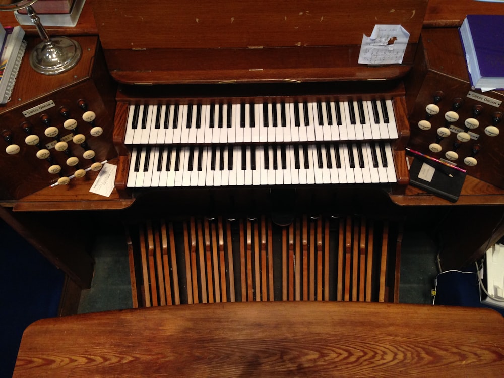 Pianoforte verticale in legno marrone con tasti del pianoforte in bianco e nero