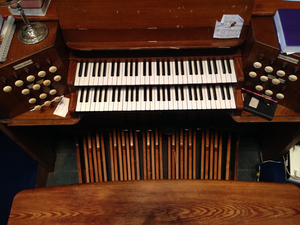 Piano droit en bois brun avec touches noires et blanches