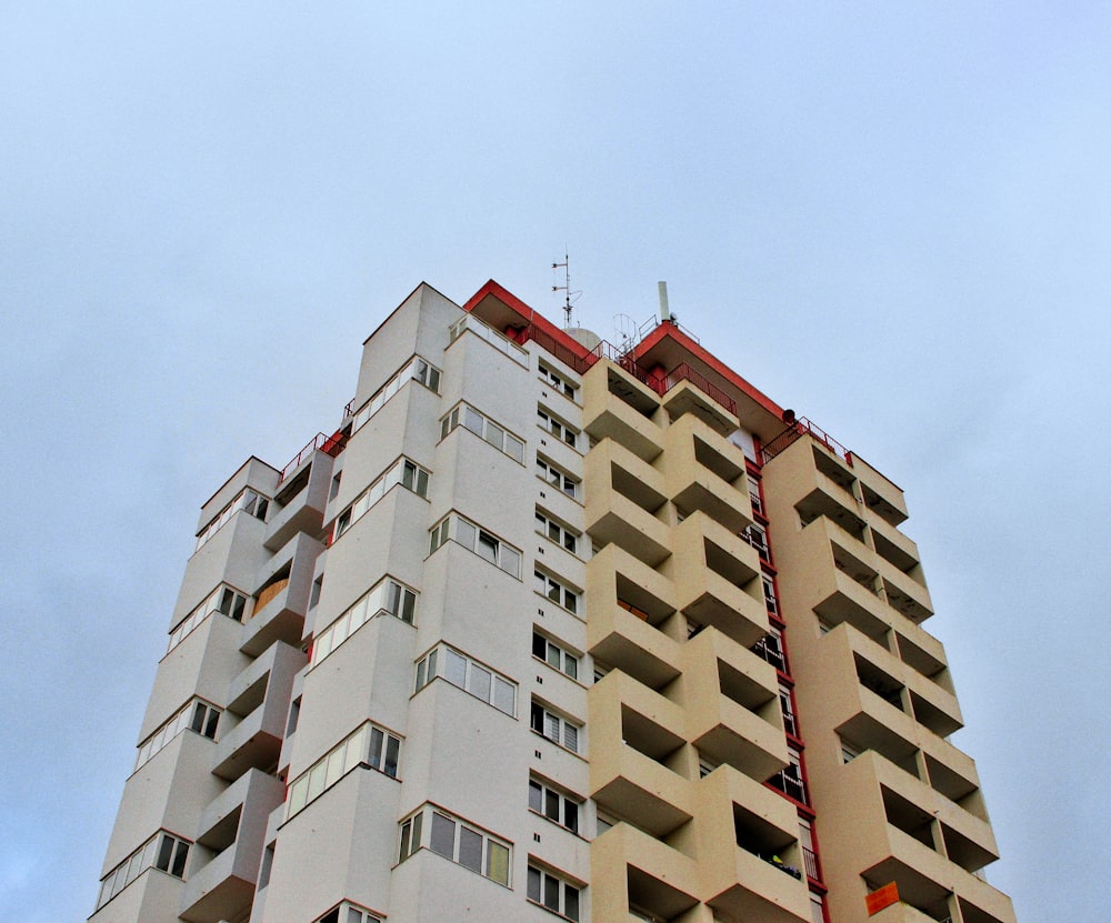 Edificio in cemento bianco e marrone sotto il cielo blu durante il giorno