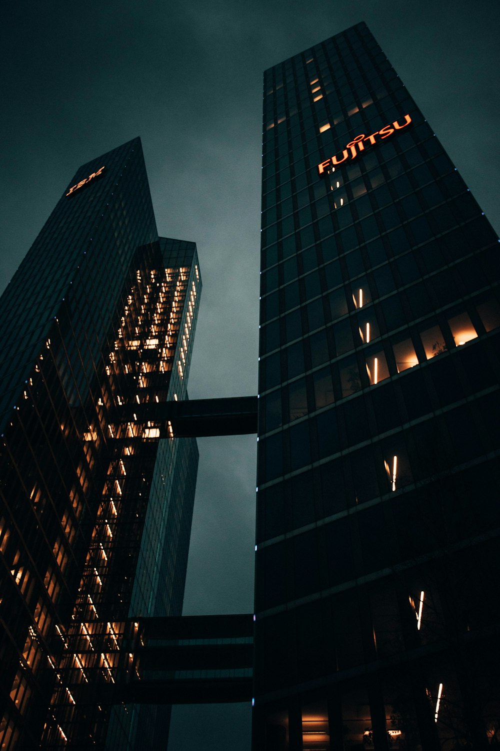 Low-Angle-Fotografie von Hochhäusern während der Nacht