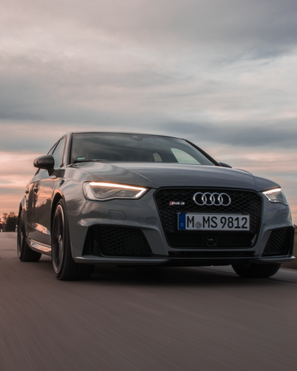 Audi A 4 negro en carretera