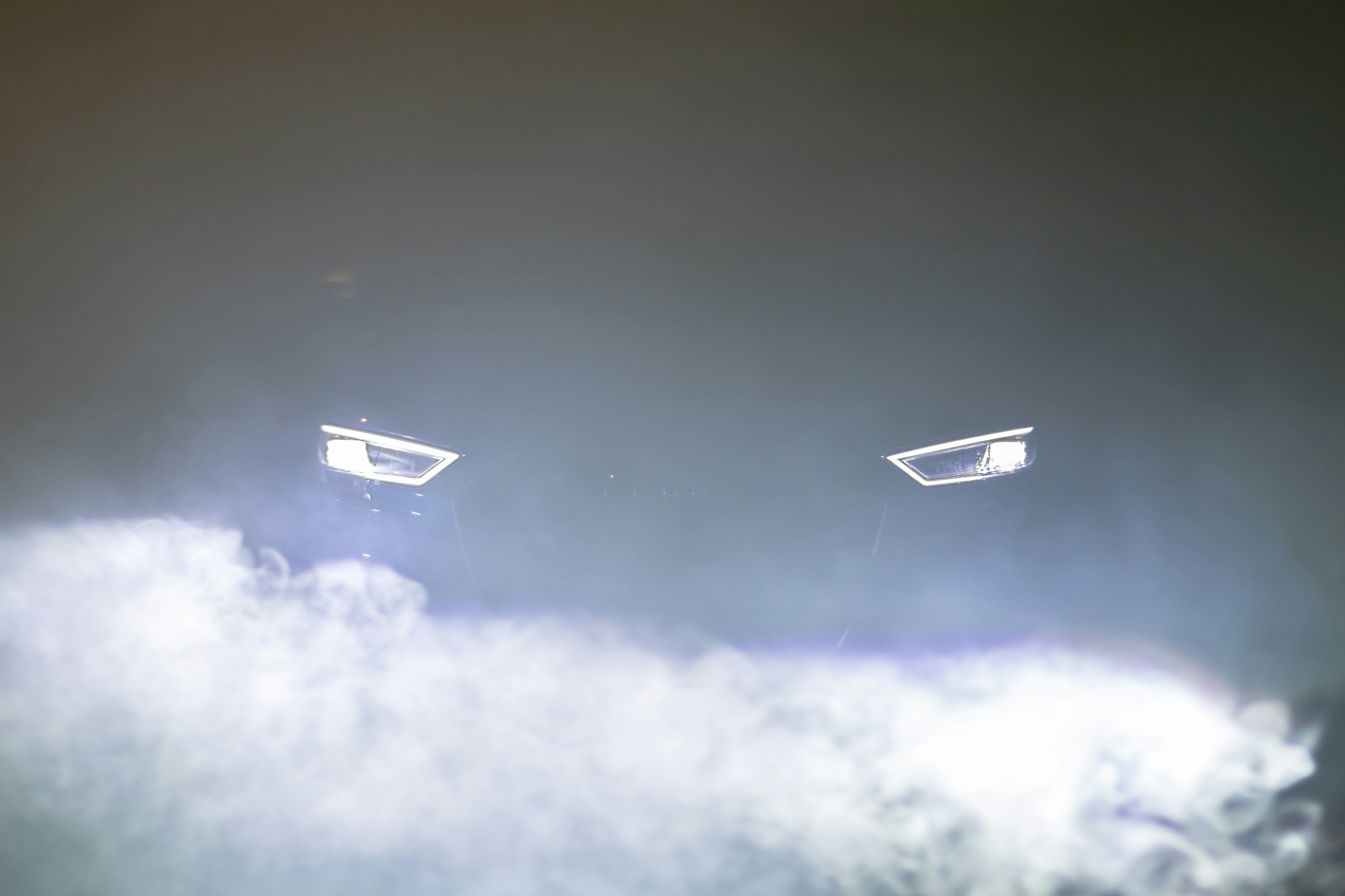 Audi RS3 bốc khói trong bóng tối