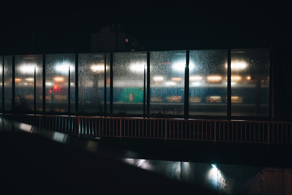 Fenêtre en verre encadrée de métal noir