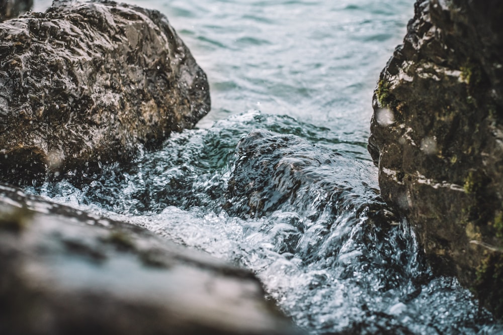 Formation rocheuse grise à côté d’un plan d’eau pendant la journée