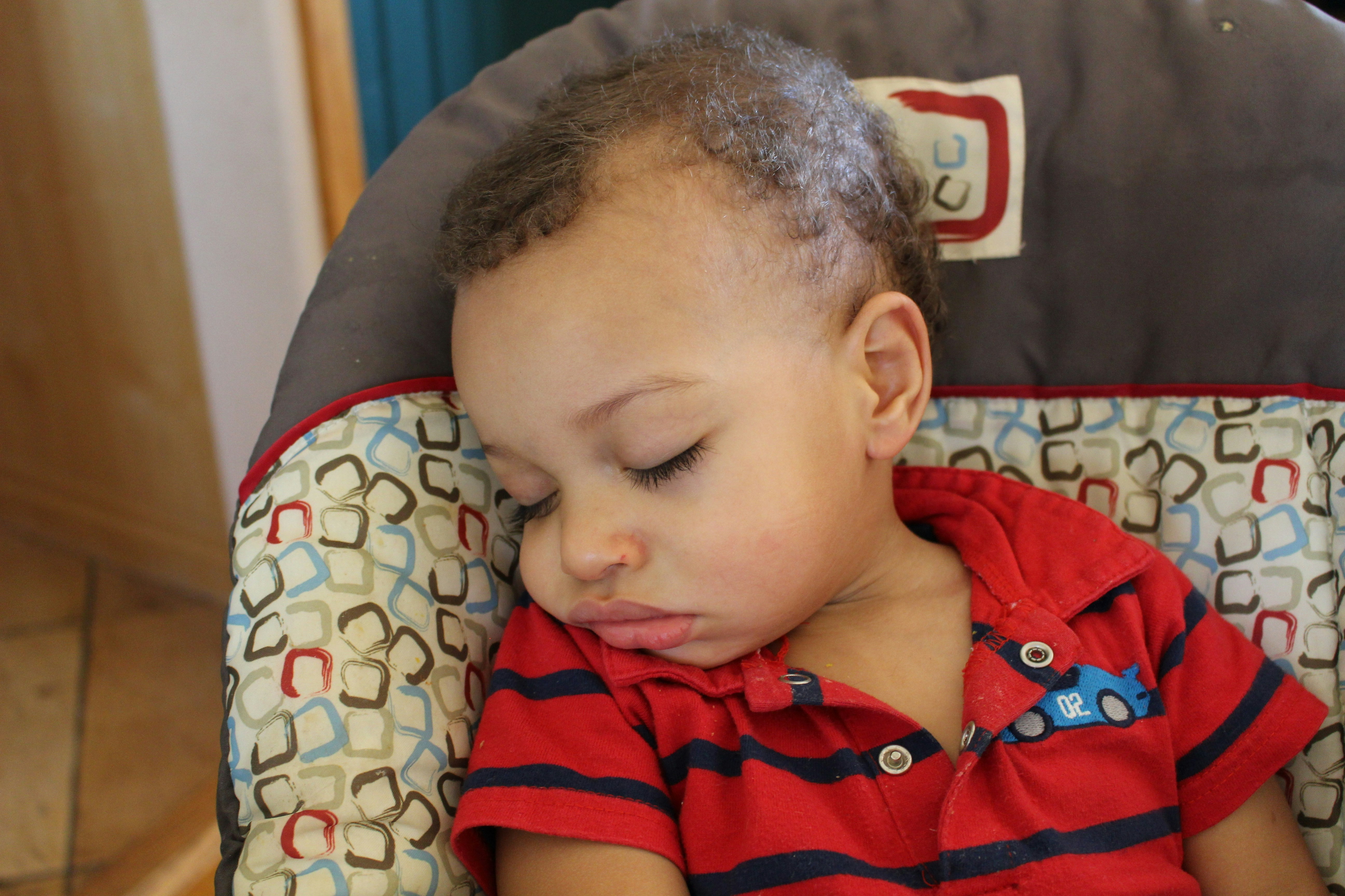 child resting head, wallpaper, Sakit Kepala pada Anak: 7 Pertolongan Pertama yang Tepat & Aman 1