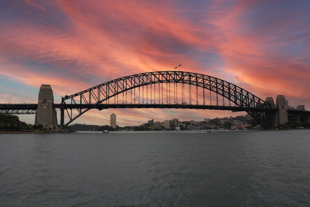 pont en métal noir au-dessus de la mer pendant le coucher du soleil