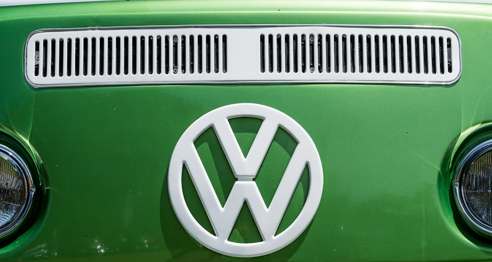 Logotipo verde y plateado de Mercedes Benz