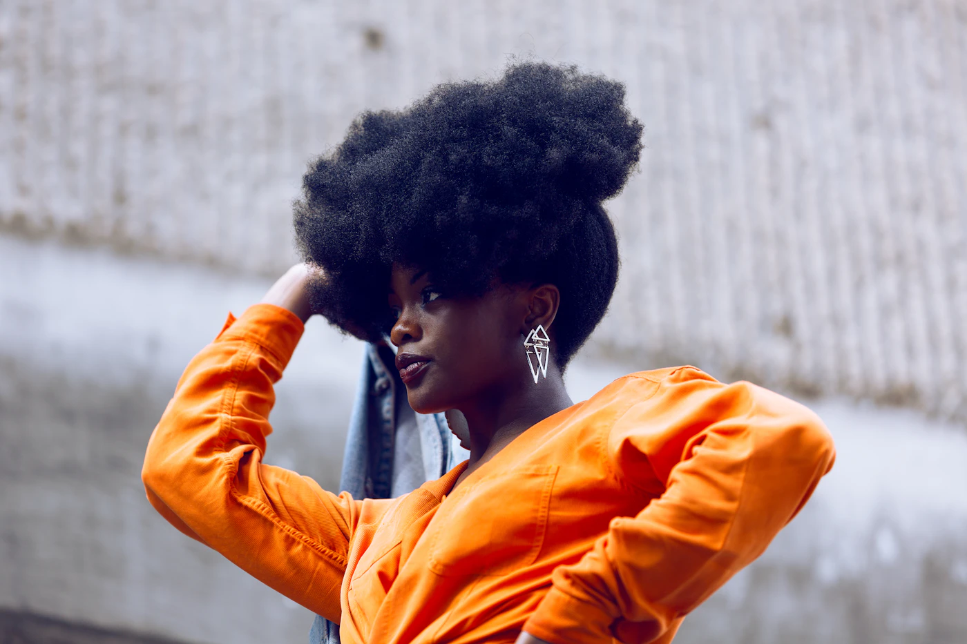 Cheveux bouclés : nourrir la boucle sans l'alourdir ni casser sa définition