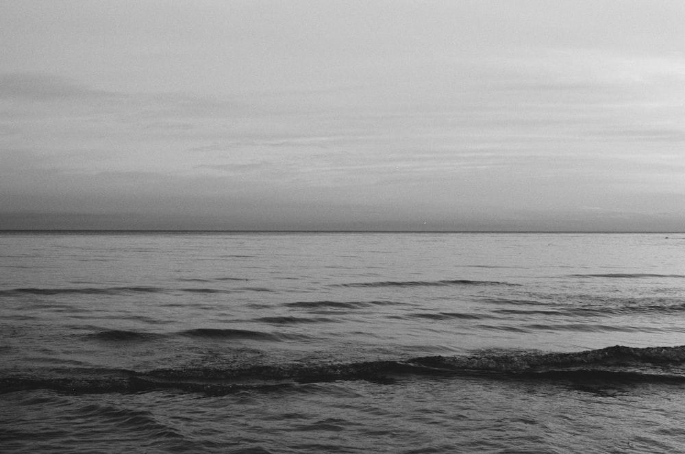 Foto en escala de grises de las olas del océano